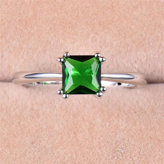 Cariselle – Anillo con detalle elegante | ORO & ESMERLADA